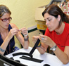 Alumnas del curso utilizando velcros